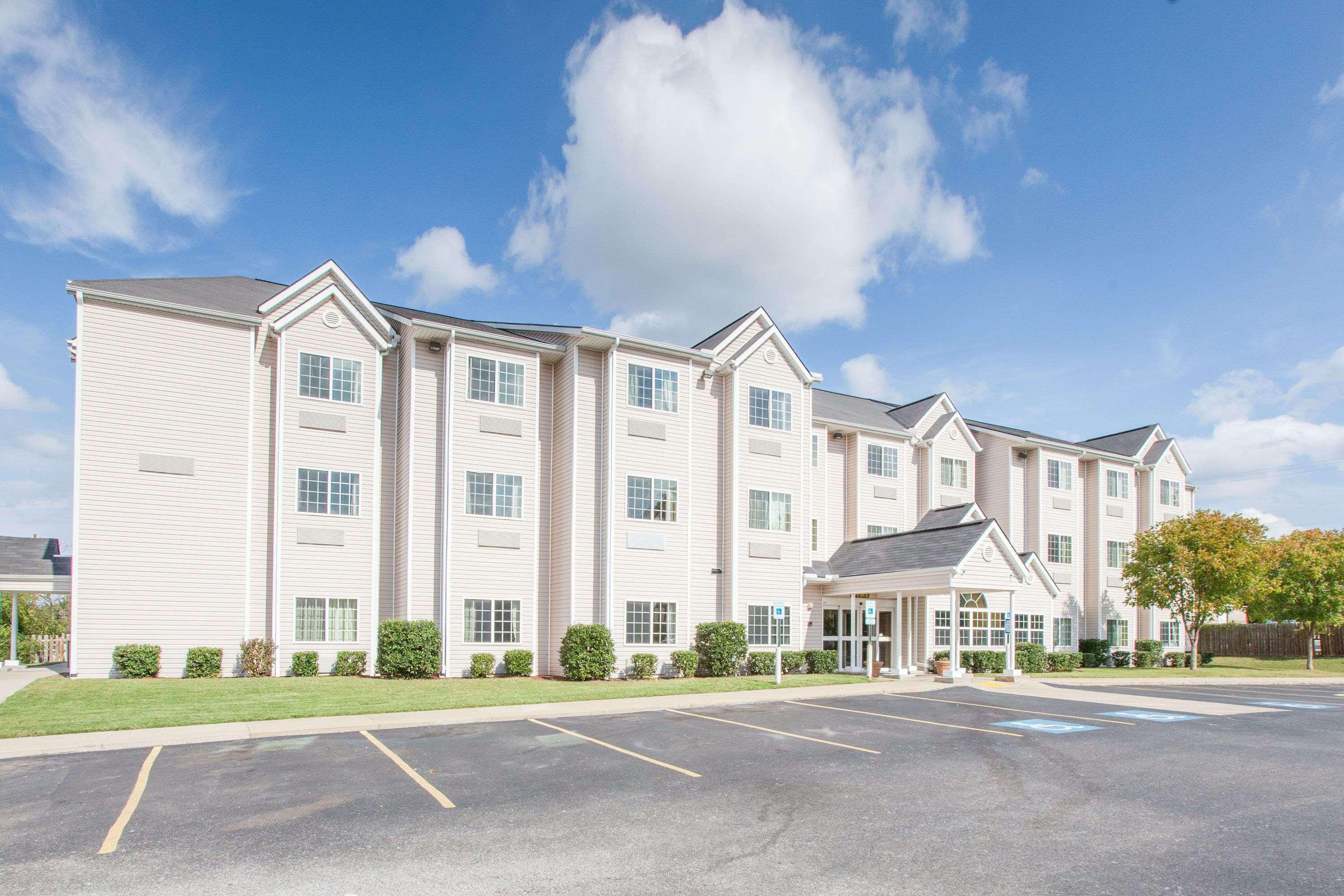 Microtel Inn By Wyndham Rogers Exterior photo